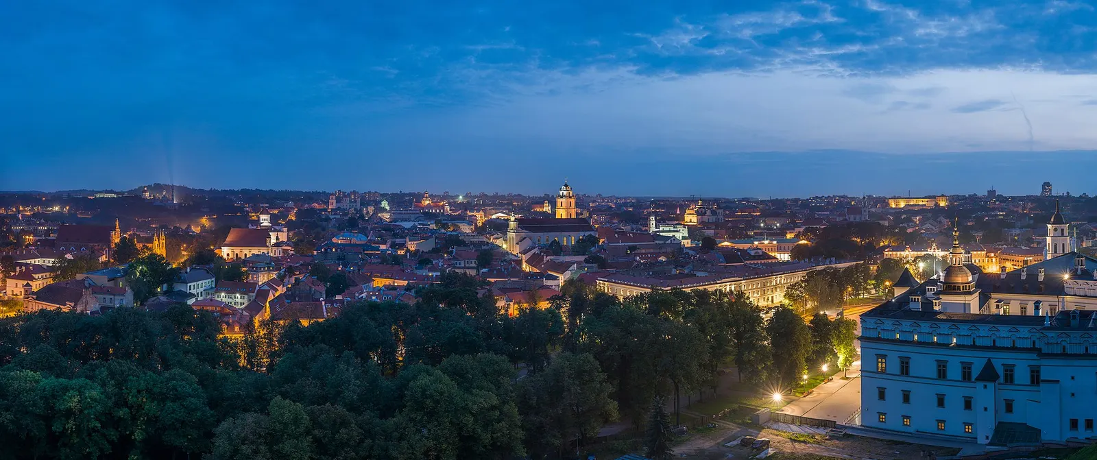 Панорама Старого міста Вільнюса в сутінках, Литва
