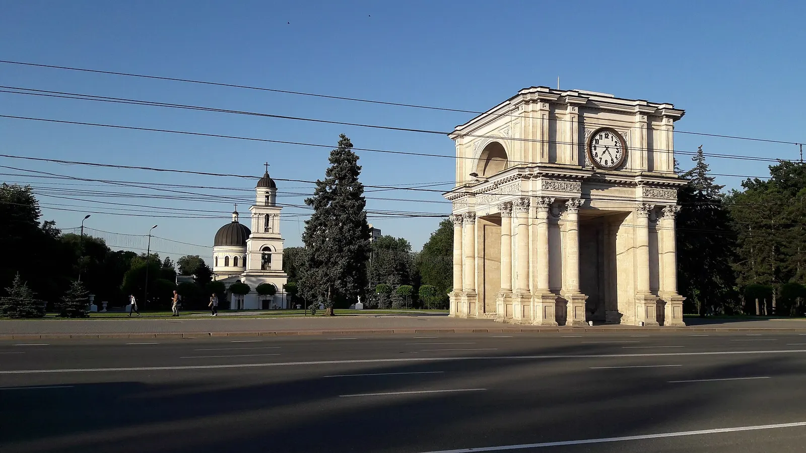 Тріумфальна арка в центрі Кишинева, столиці Молдови